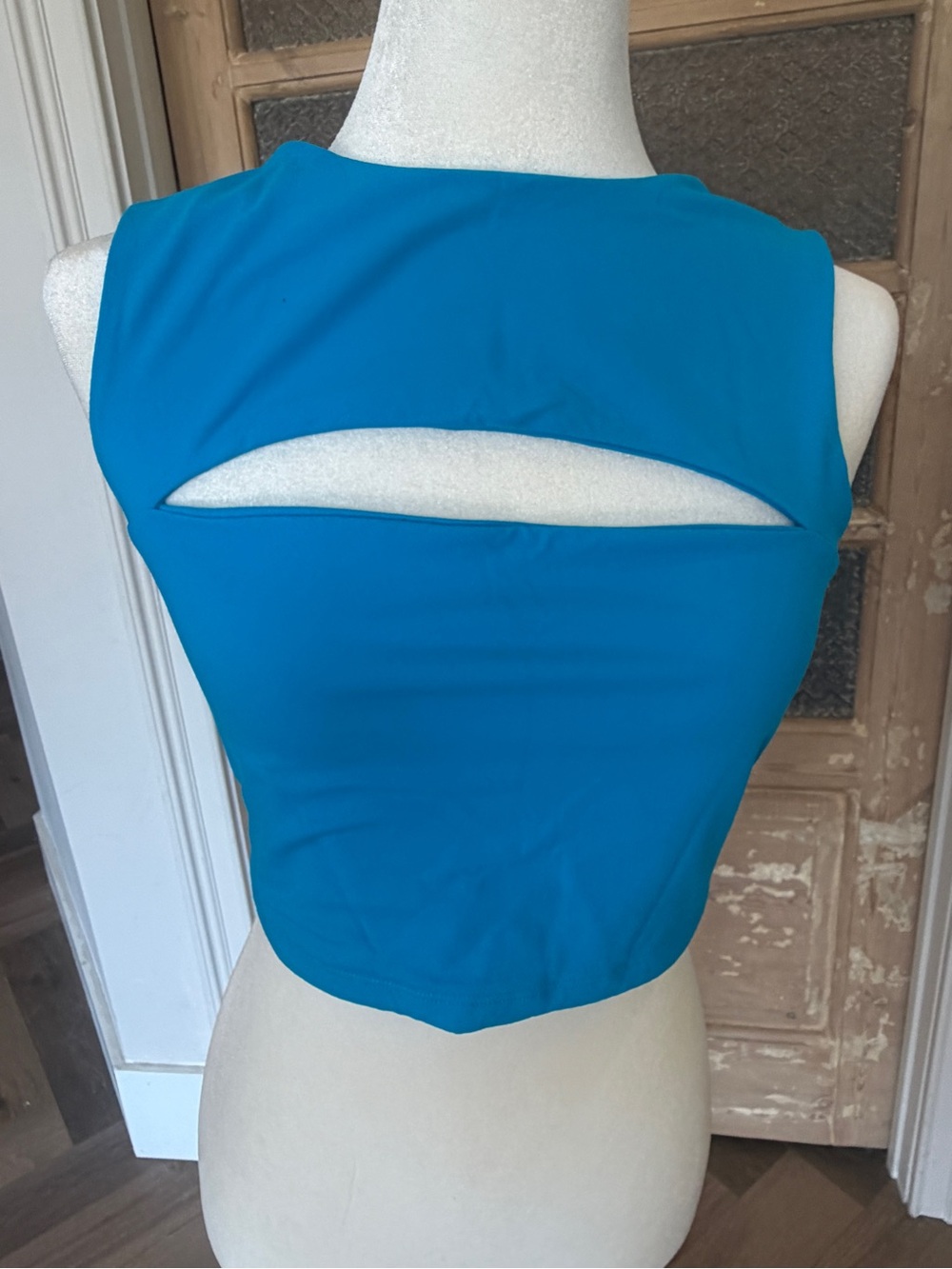 Susana Monaco Sleeveless Cropped Top with front Cutout aqua size Large like new!